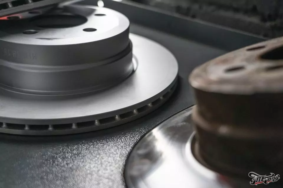 BMW X6. Плановое техническое обслуживание и замена тормозных дисков и колодок.